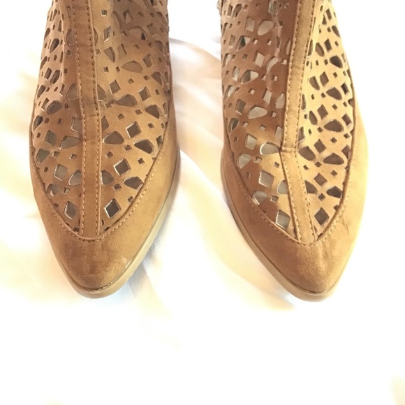 Plume by FarylRobin Sorella Laser Cut Fuax Suede Bootie Ankle Boot Size 8.5 - Picture 3 of 9